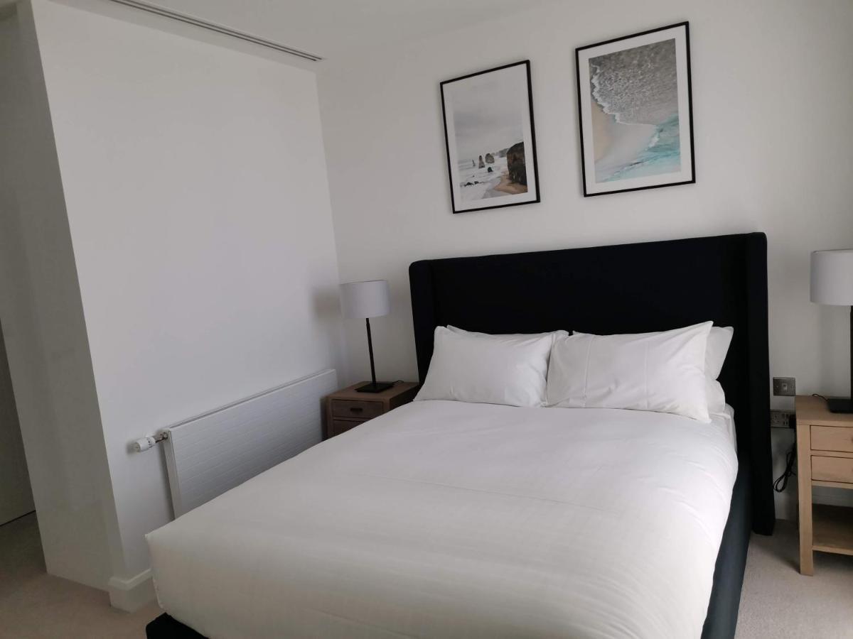 Charles Hope Canary Wharf South Quay Apartment *