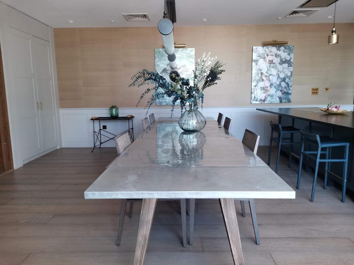 Charles Hope Canary Wharf South Quay Apartment