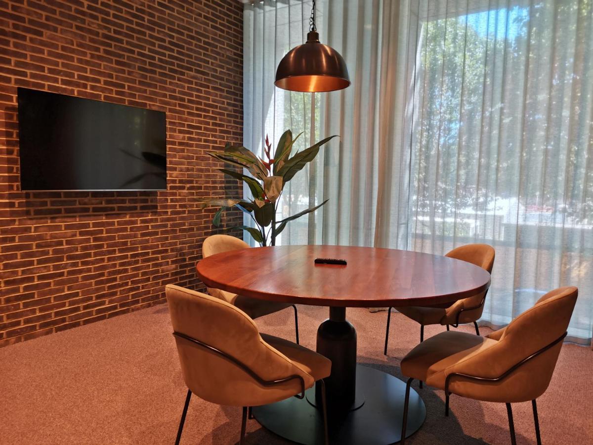 Charles Hope Canary Wharf South Quay Apartment