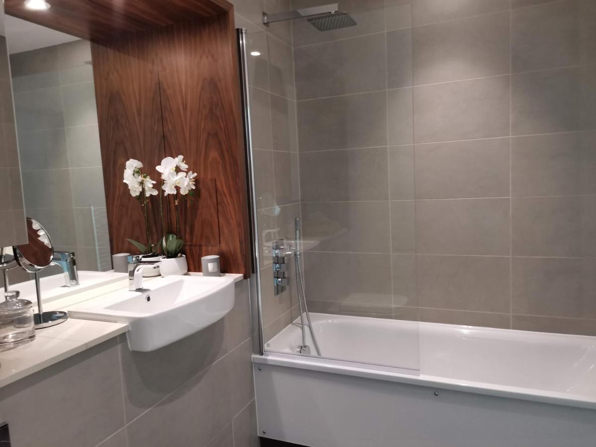 Charles Hope Canary Wharf South Quay Apartment *