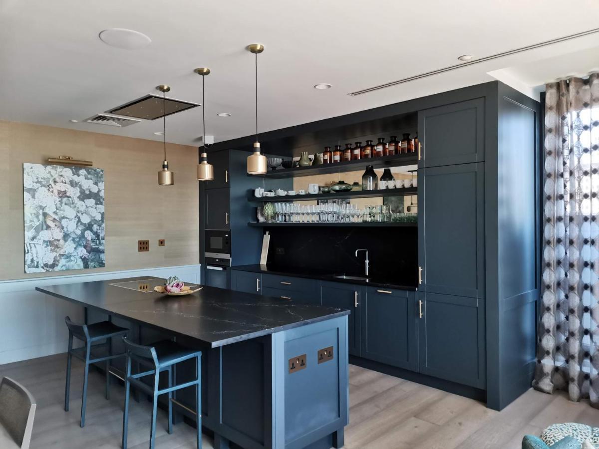 Charles Hope Canary Wharf South Quay Apartment