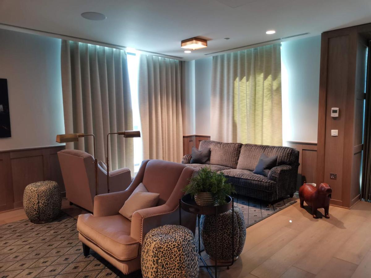 Charles Hope Canary Wharf South Quay Apartment