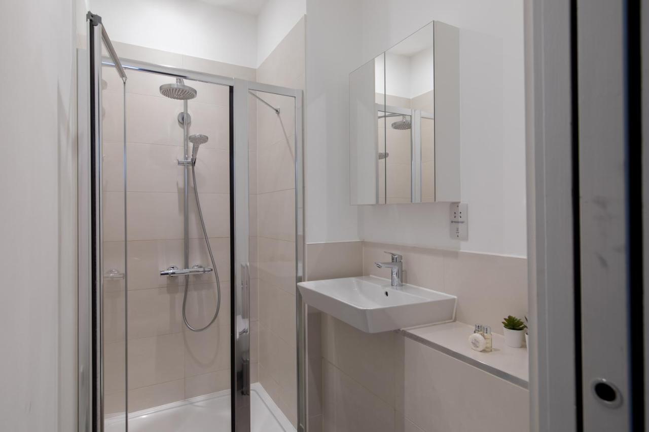 - Luxury And Spacious With Balcony *