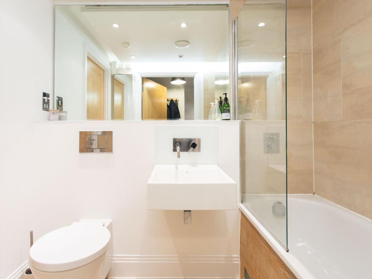 Lejlighed Spacious 2-bedroom Flat With Waterside Views