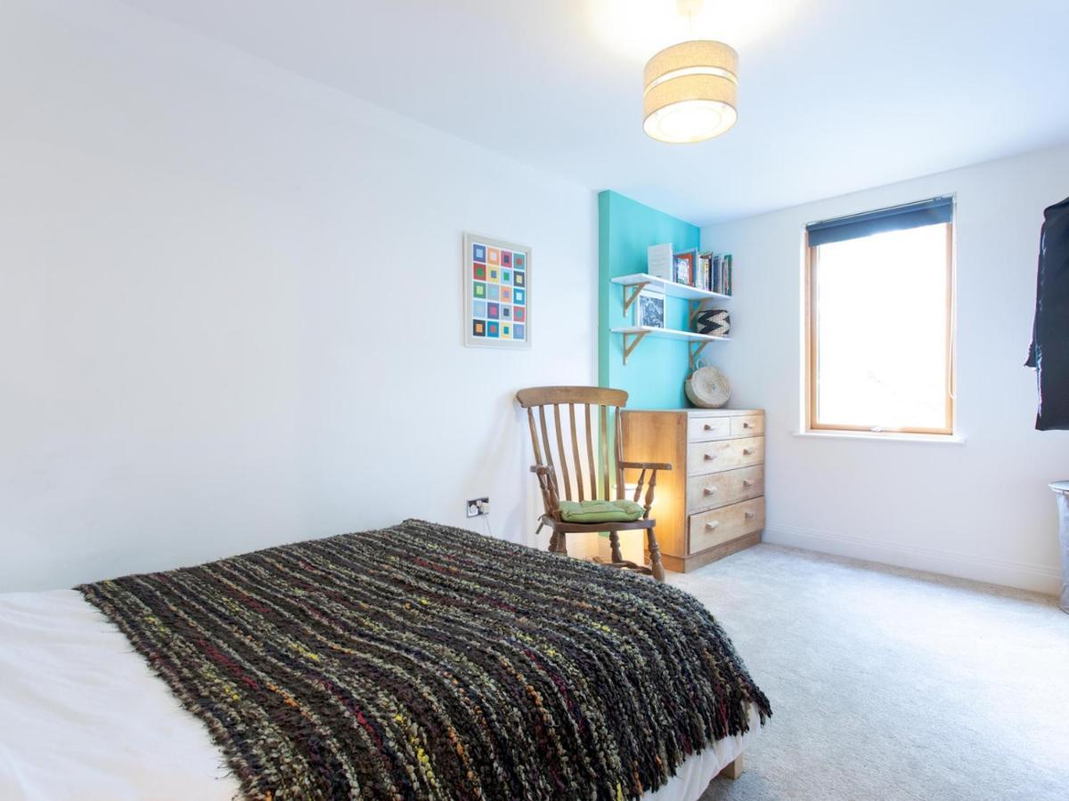 Lejlighed Spacious 2-bedroom Flat With Waterside Views