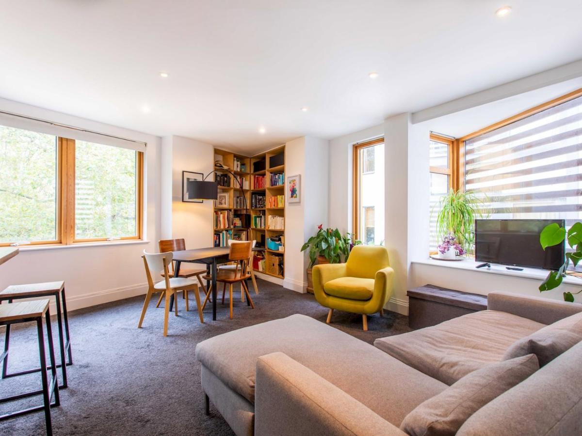 Lejlighed Spacious 2-bedroom Flat With Waterside Views London