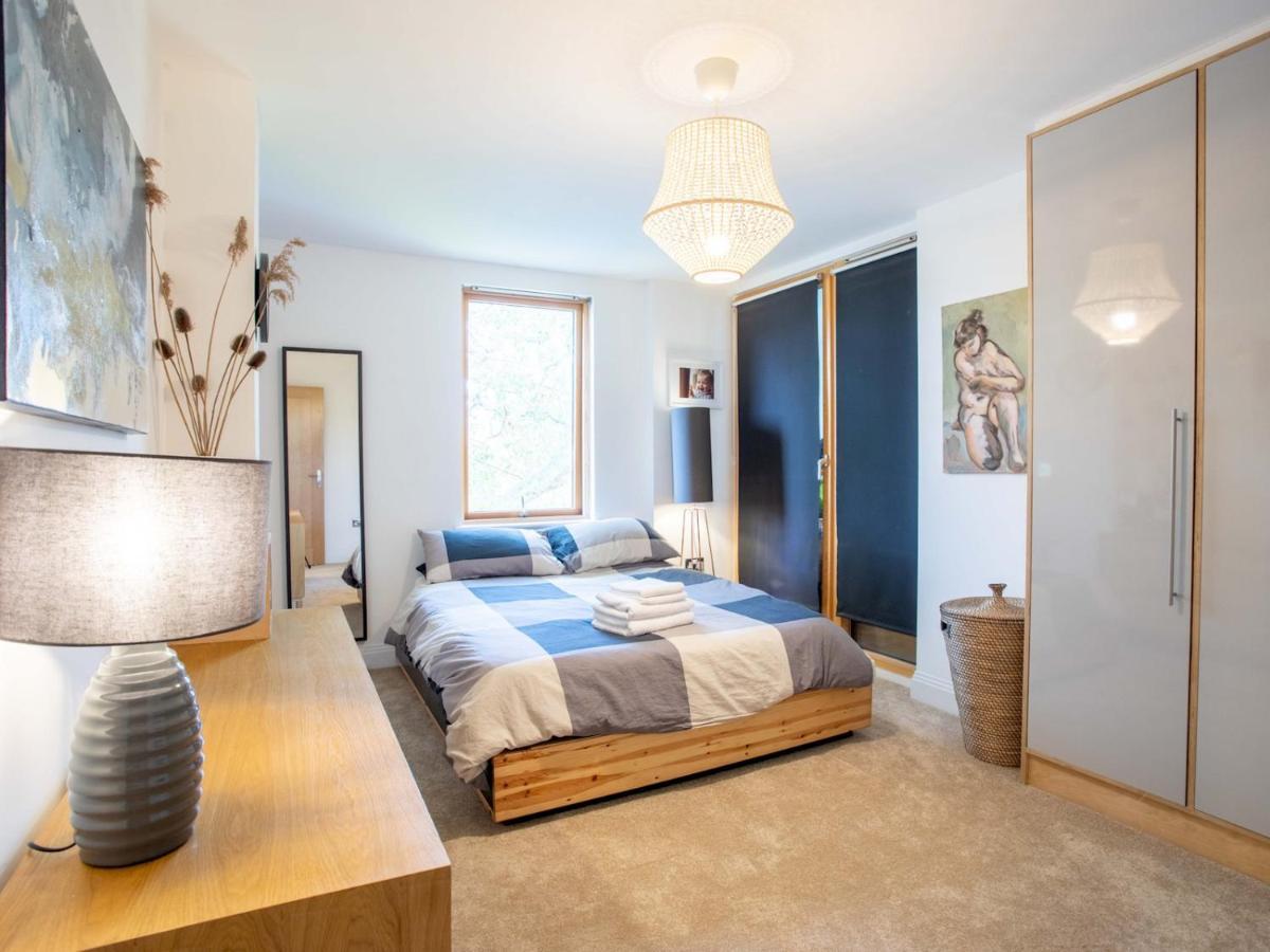 Lejlighed Spacious 2-bedroom Flat With Waterside Views London