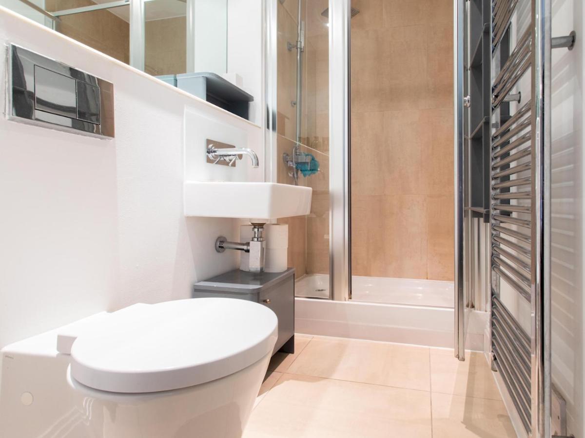 Spacious 2-bedroom Flat With Waterside Views Lejlighed London