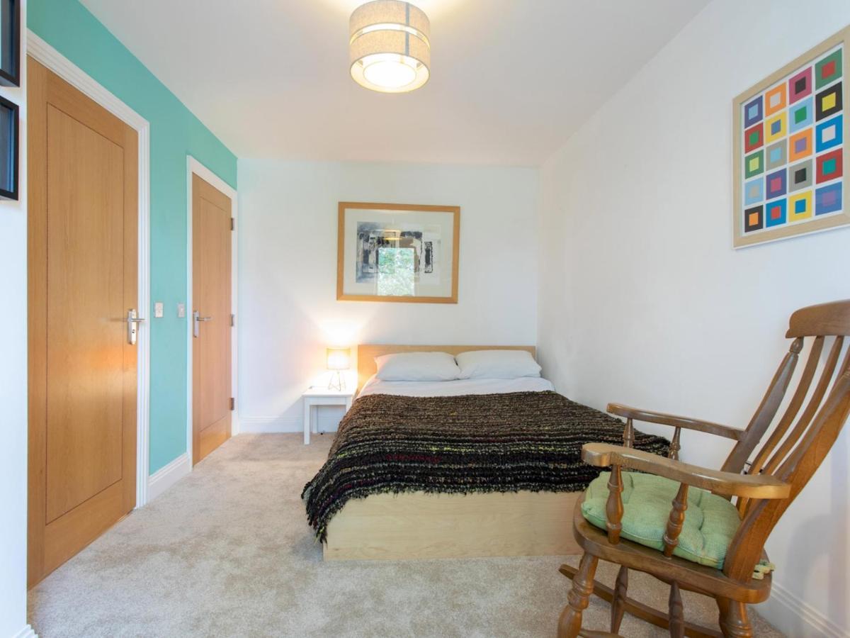 Spacious 2-bedroom Flat With Waterside Views Lejlighed