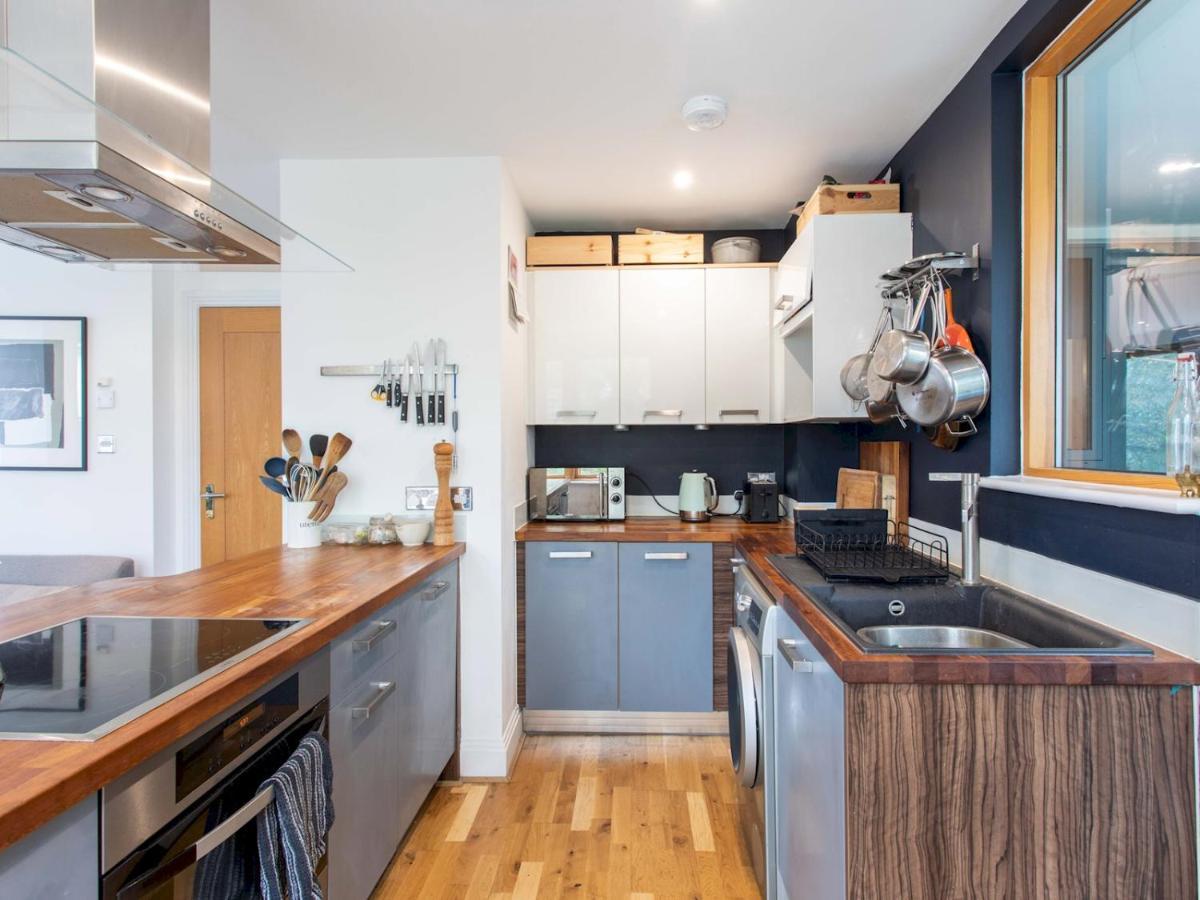 Spacious 2-bedroom Flat With Waterside Views Lejlighed