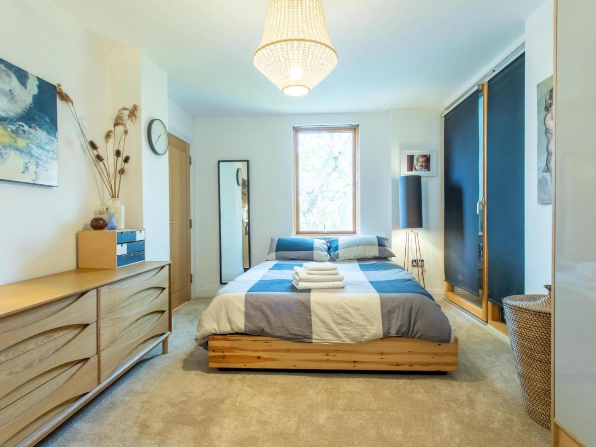Lejlighed Spacious 2-bedroom Flat With Waterside Views