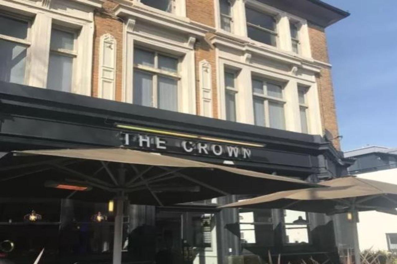 Publove @ The Crown, Battersea Vandrerhjem London