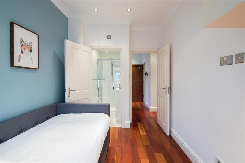 Kensington Gardens Hotel 2*