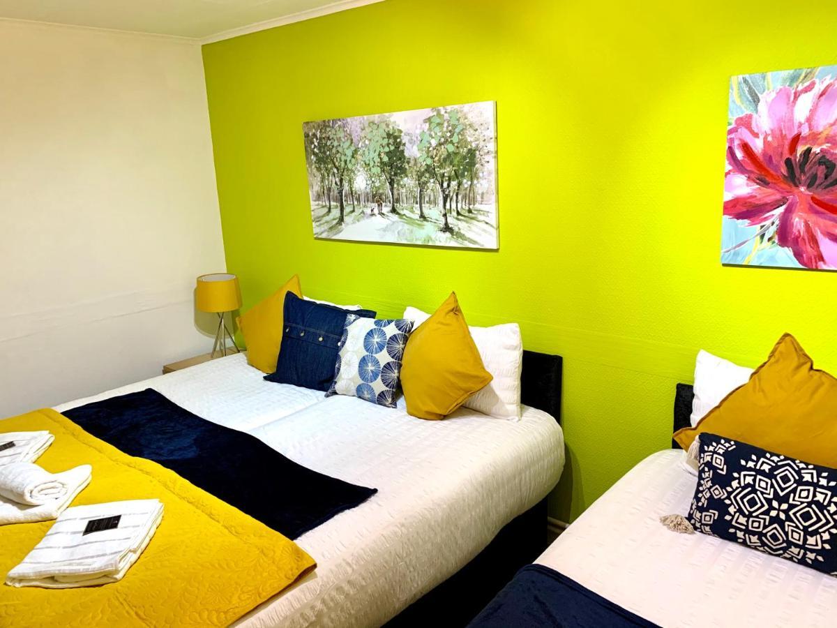 Spacious Excel 2 Bedrooms, Separate Reception, Kitchen, Full Appartamento *