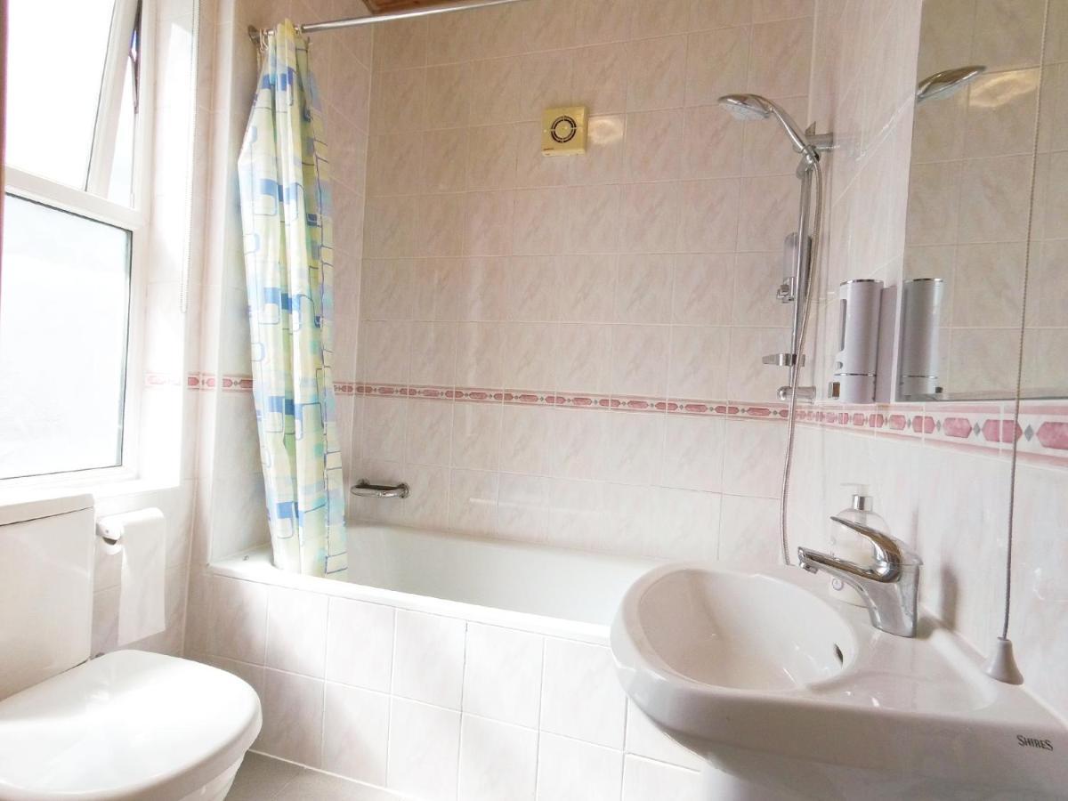Carnation Flat A In Wembley Apartment London