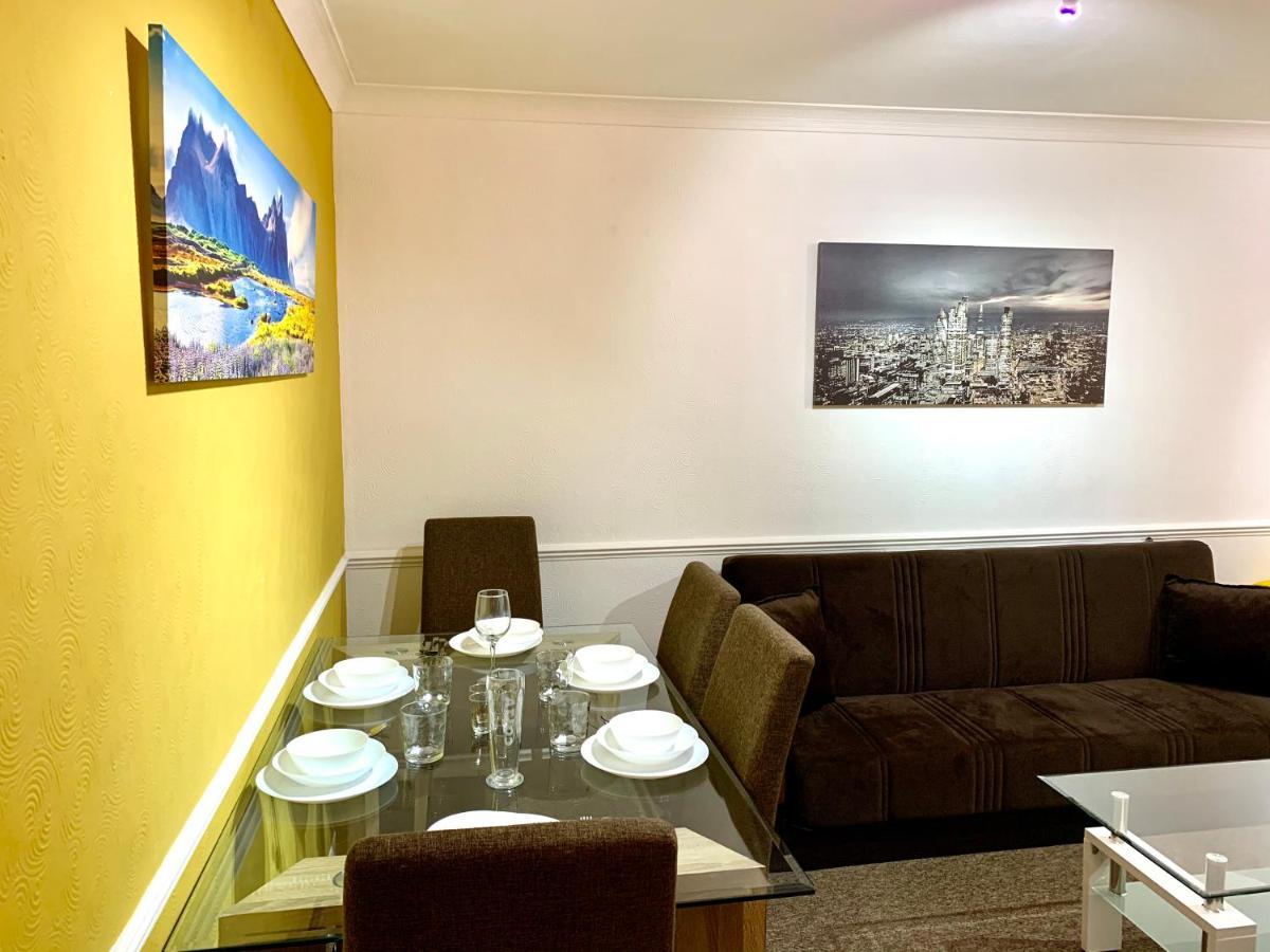 Lejlighed Excel 2 Bedrooms, Reception, Spacious