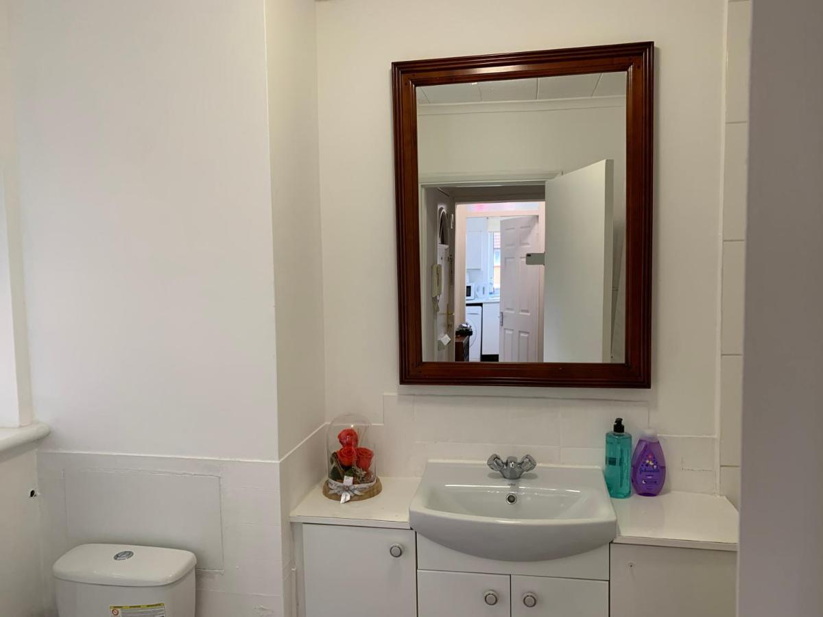 Excel 2 Bedrooms, Reception, Spacious Lejlighed *