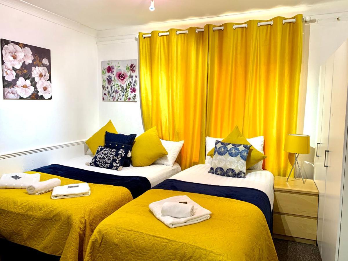 Excel 2 Bedrooms, Reception, Spacious Lejlighed *