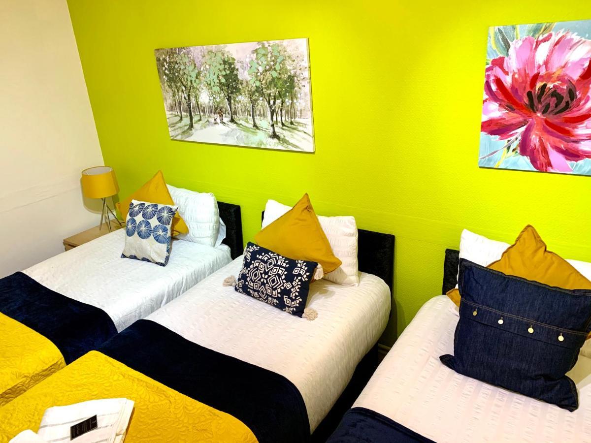 Excel 2 Bedrooms, Reception, Spacious Lejlighed *