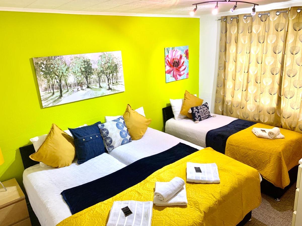 Excel 2 Bedrooms, Reception, Spacious Lejlighed *