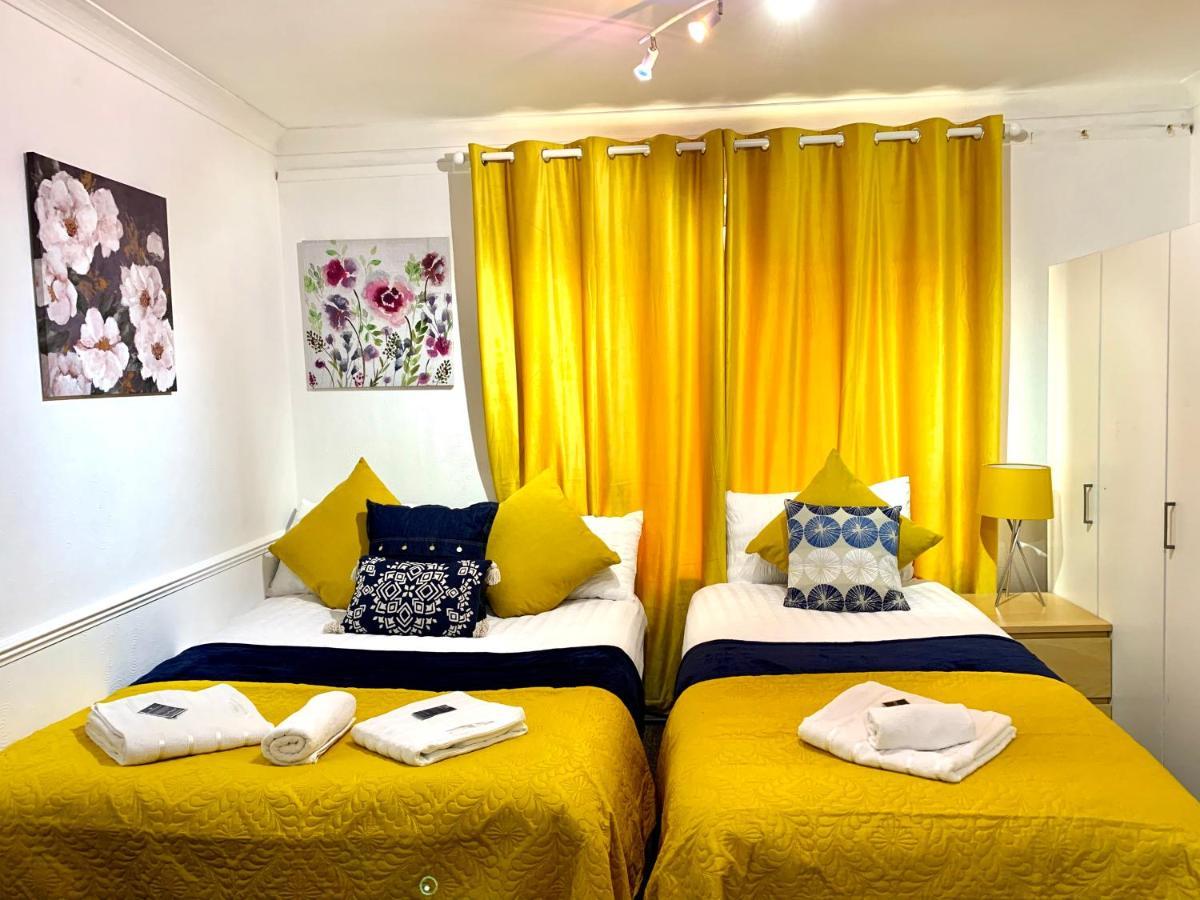 Lejlighed Excel 2 Bedrooms, Reception, Spacious London