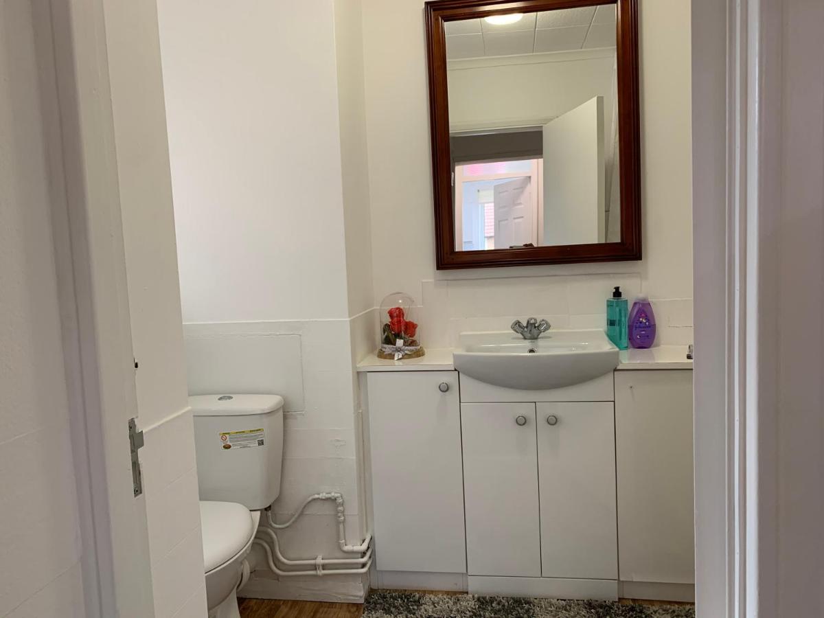 Lejlighed Excel 2 Bedrooms, Reception, Spacious London