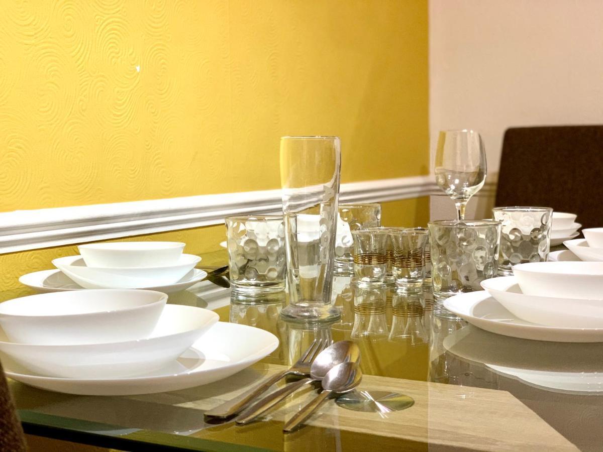 Excel 2 Bedrooms, Reception, Spacious Lejlighed
