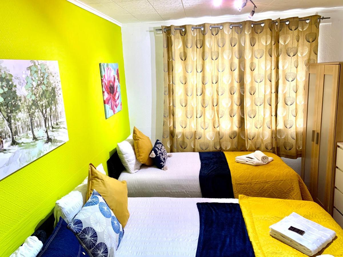 Lejlighed Excel 2 Bedrooms, Reception, Spacious London