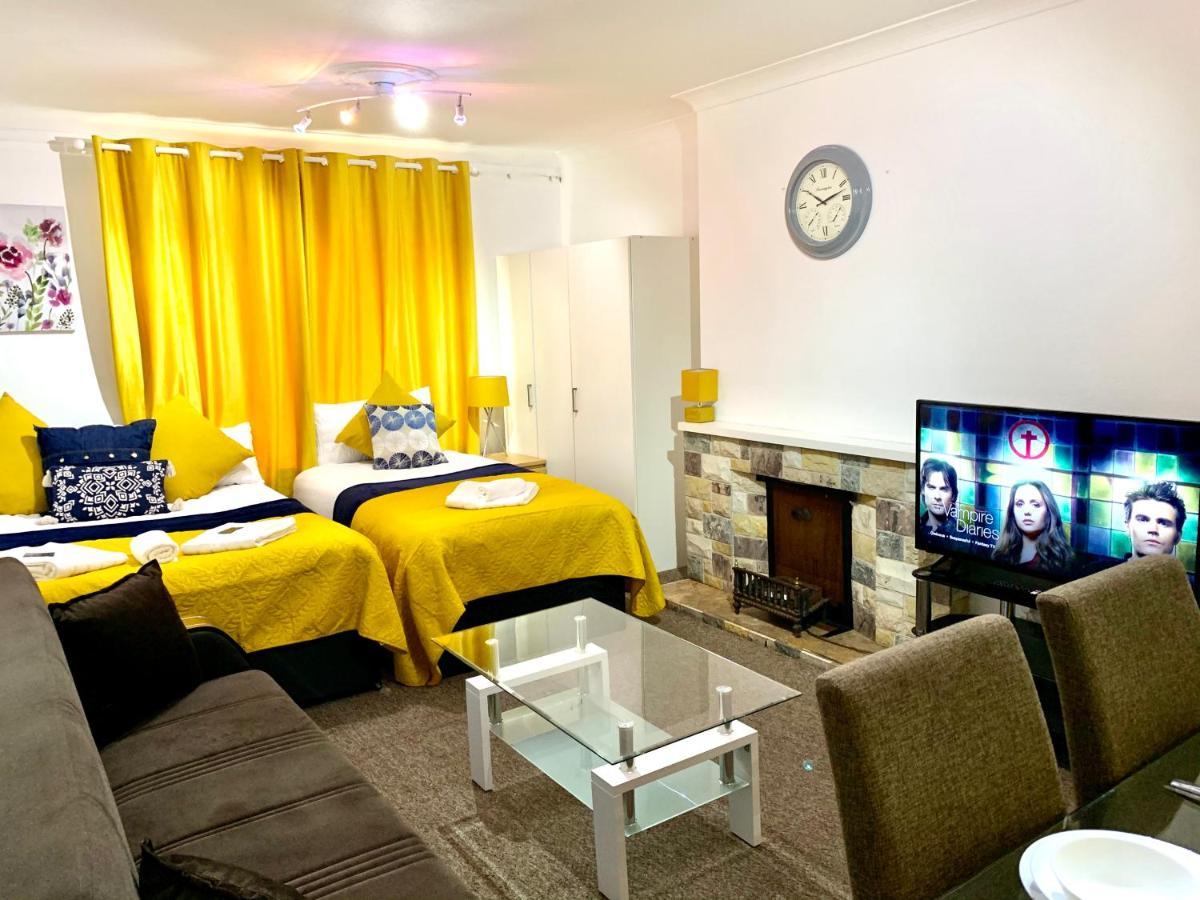 Excel 2 Bedrooms, Reception, Spacious Lejlighed *