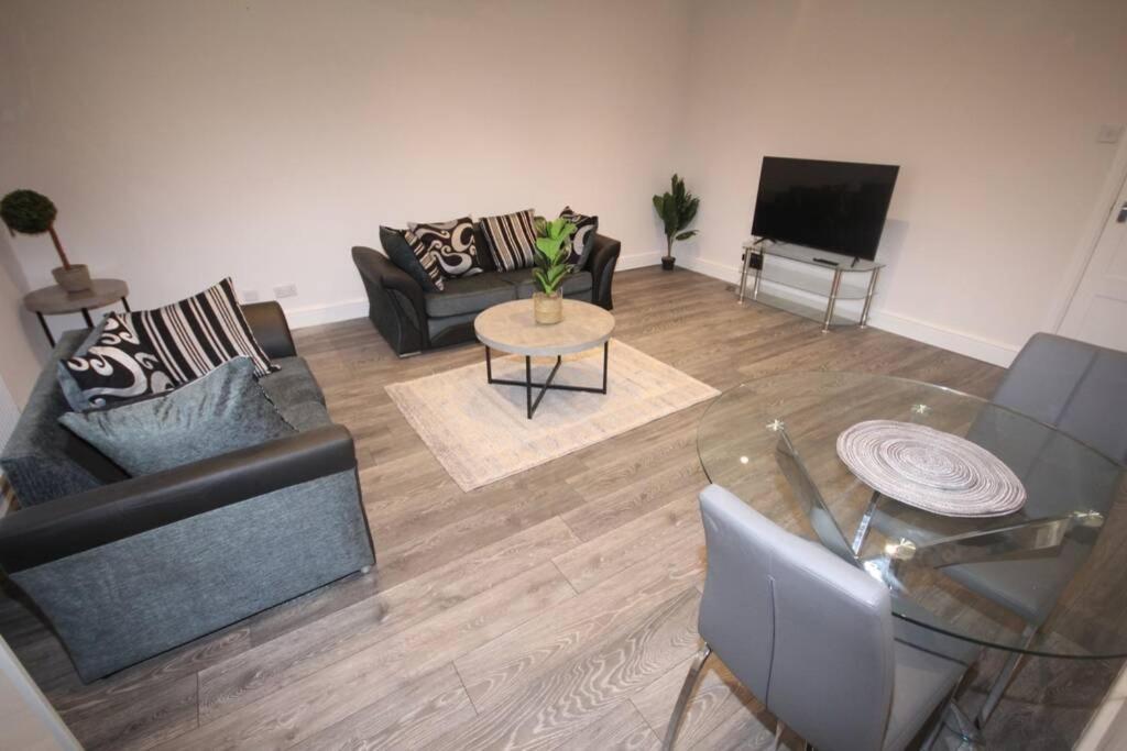 Great West Road Flat D *