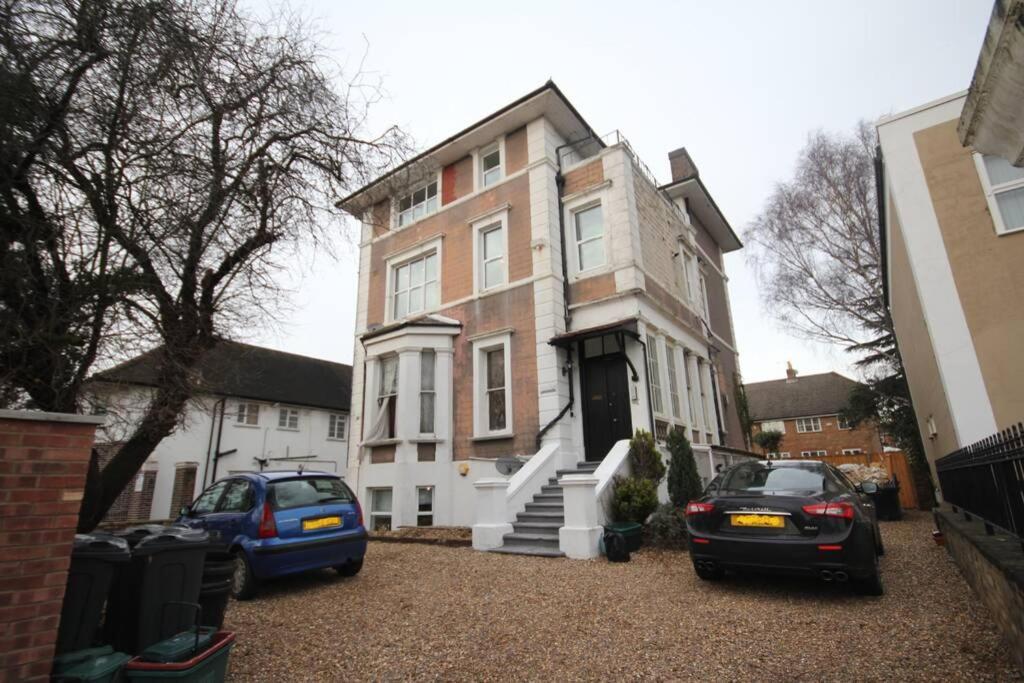 Great West Road Flat D *