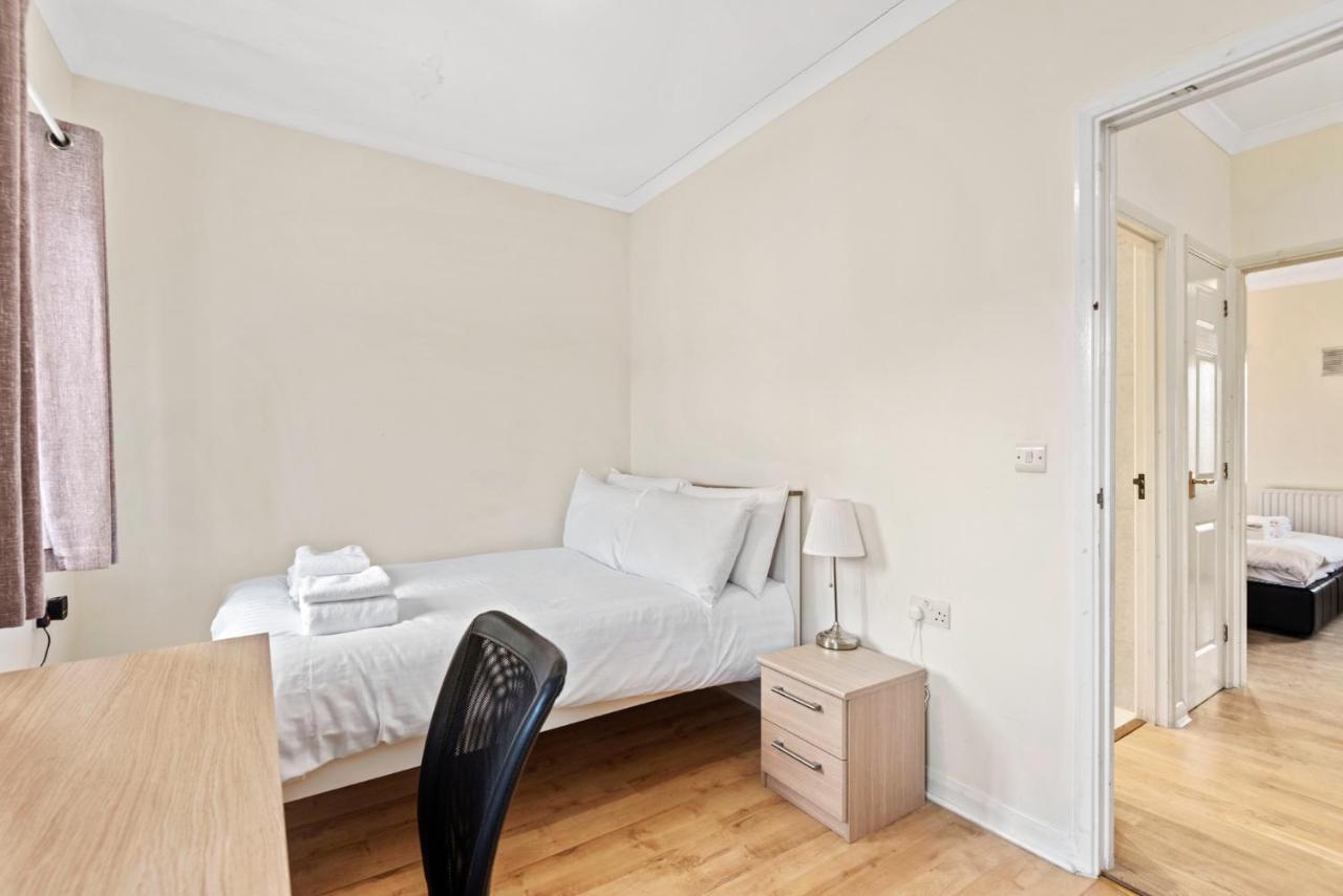 Super 2 Bedroom House Near Canary Wharf, O2 Arena & Excel For 5 People * Londra