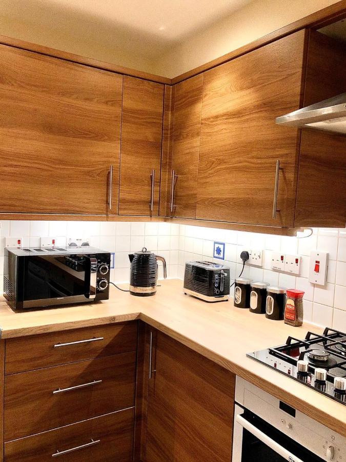 2 Bed 2 Bath Flat With Private Parking And 3 Min To Tube Apartment *