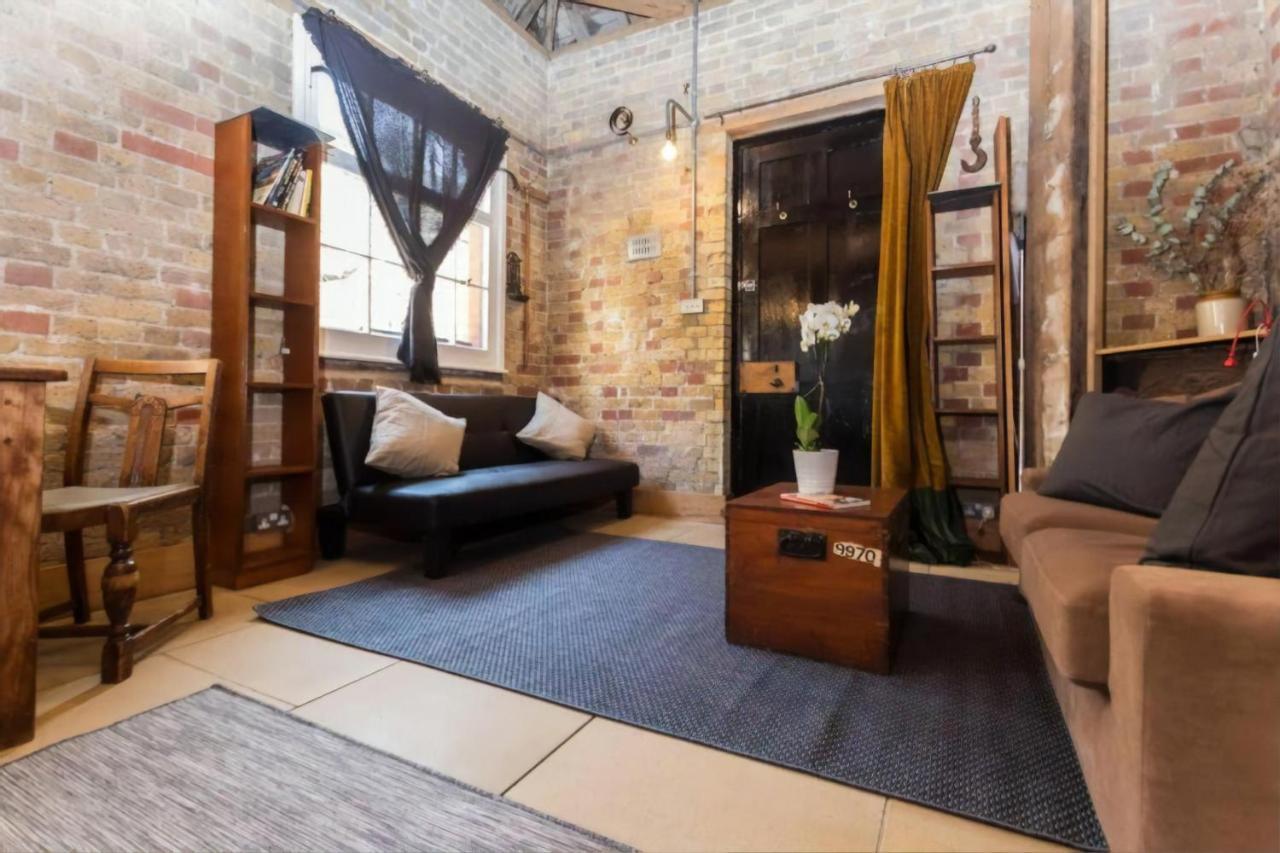 Wash House Historic Film Location House, East London Ferienhaus *