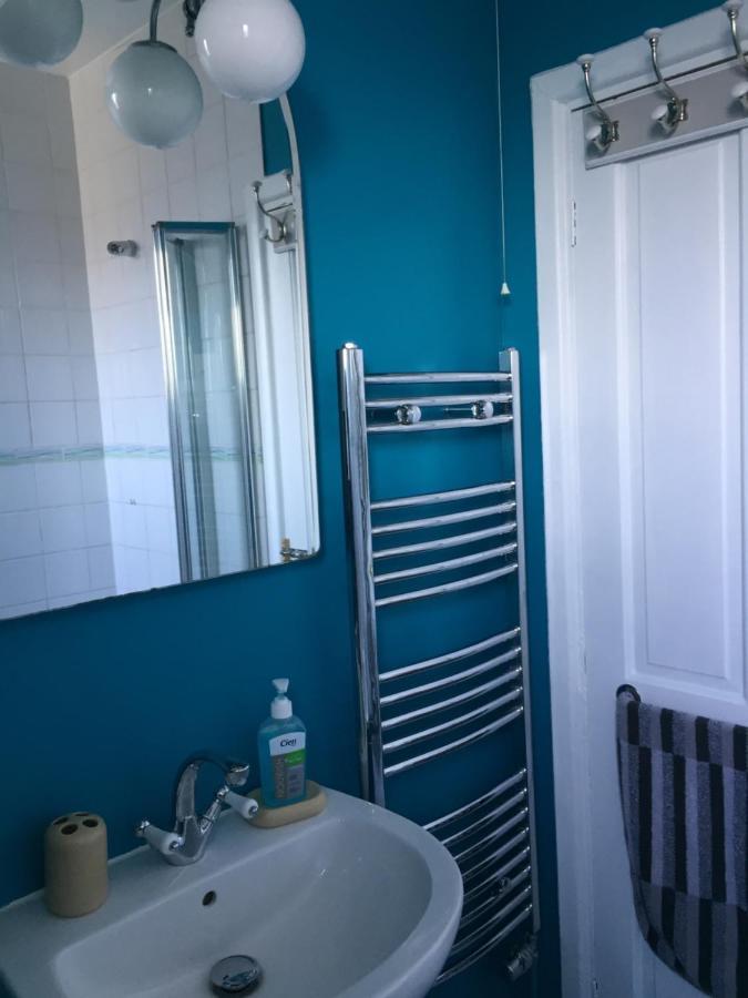 Lovely Three Bedroomed House, Parking 2 Cars Ferienhaus London