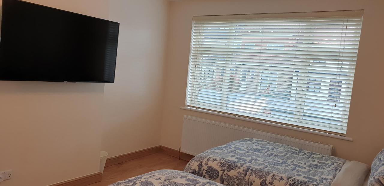 Luxury 3 Bedroom Flat 1min Walk From Underground, With Free Parking Sleeps X10 Lägenhet *
