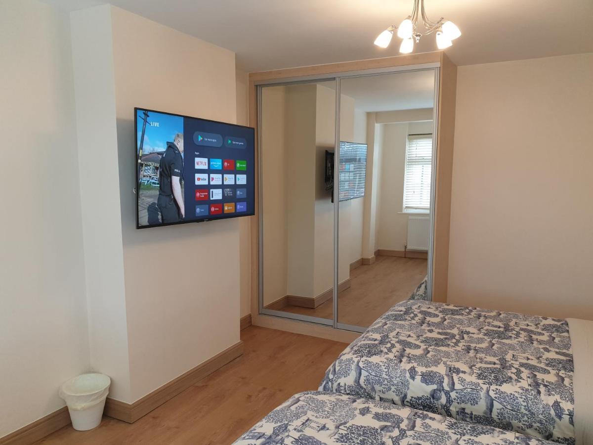 Luxury 3 Bedroom Flat 1min Walk From Underground, With Free Parking Sleeps X10 Lägenhet London