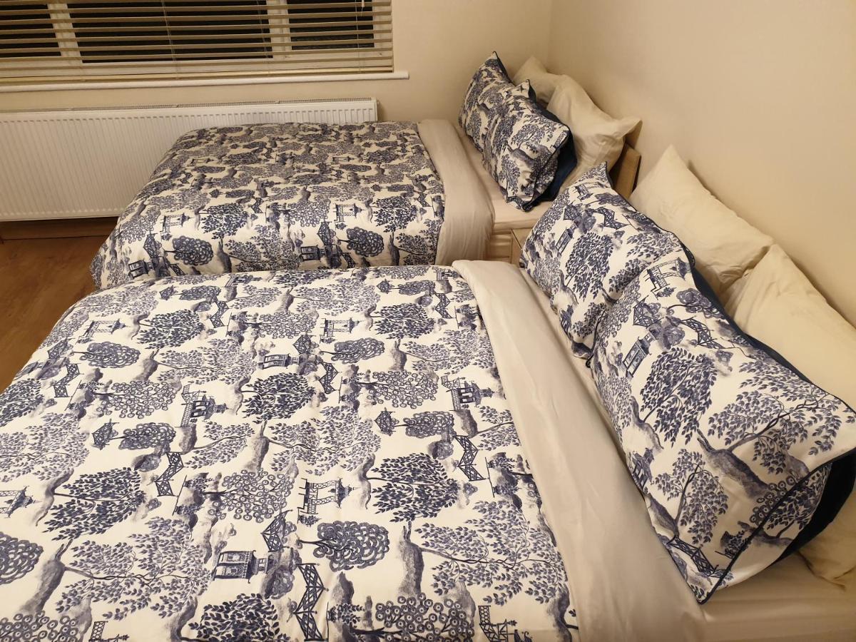 Luxury 3 Bedroom Flat 1min Walk From Underground, With Free Parking Sleeps X10 Lägenhet London