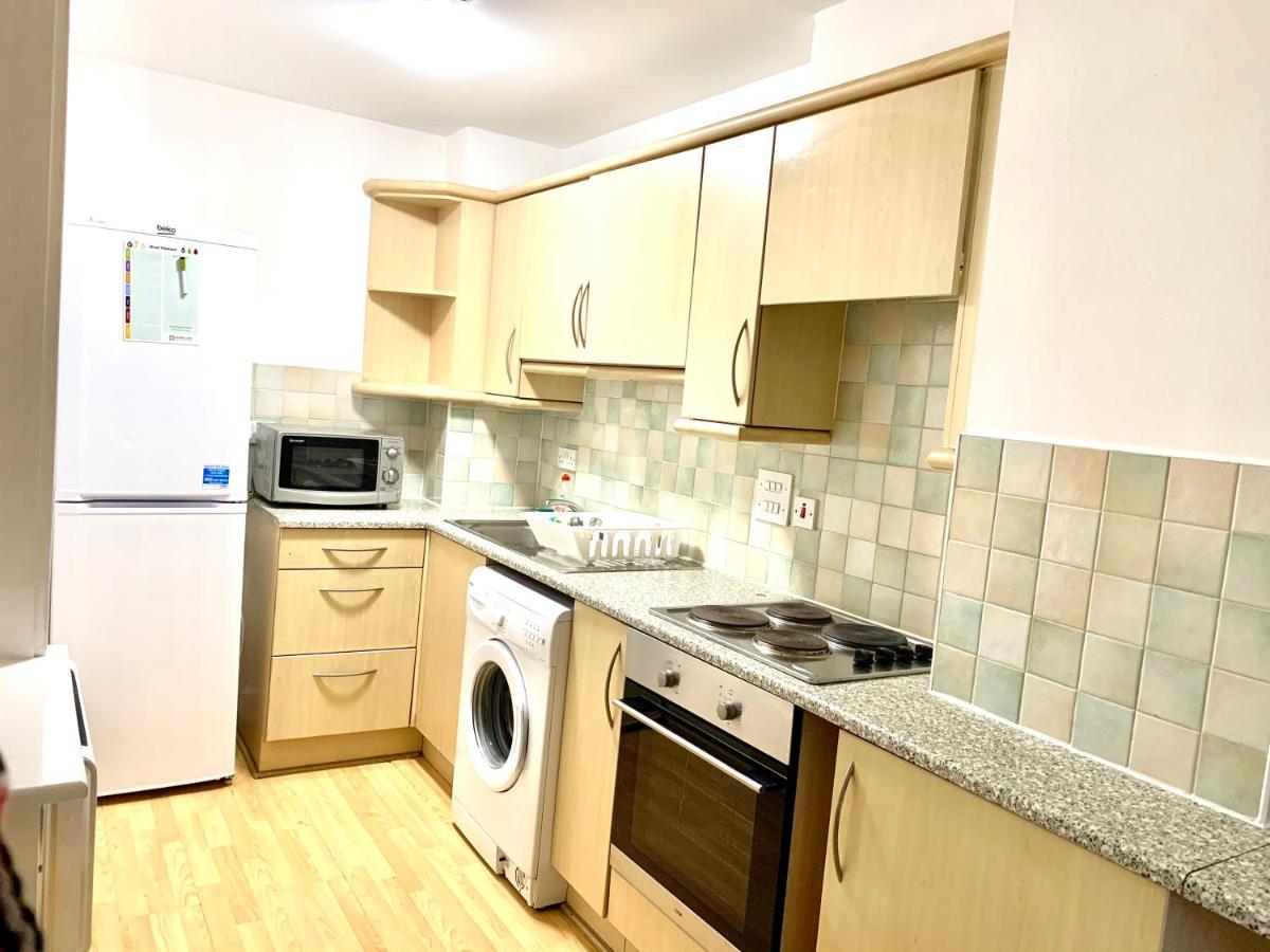 Appartement 2 Bedrooms, Seperate Recption, Full Kitchen, Free Parking