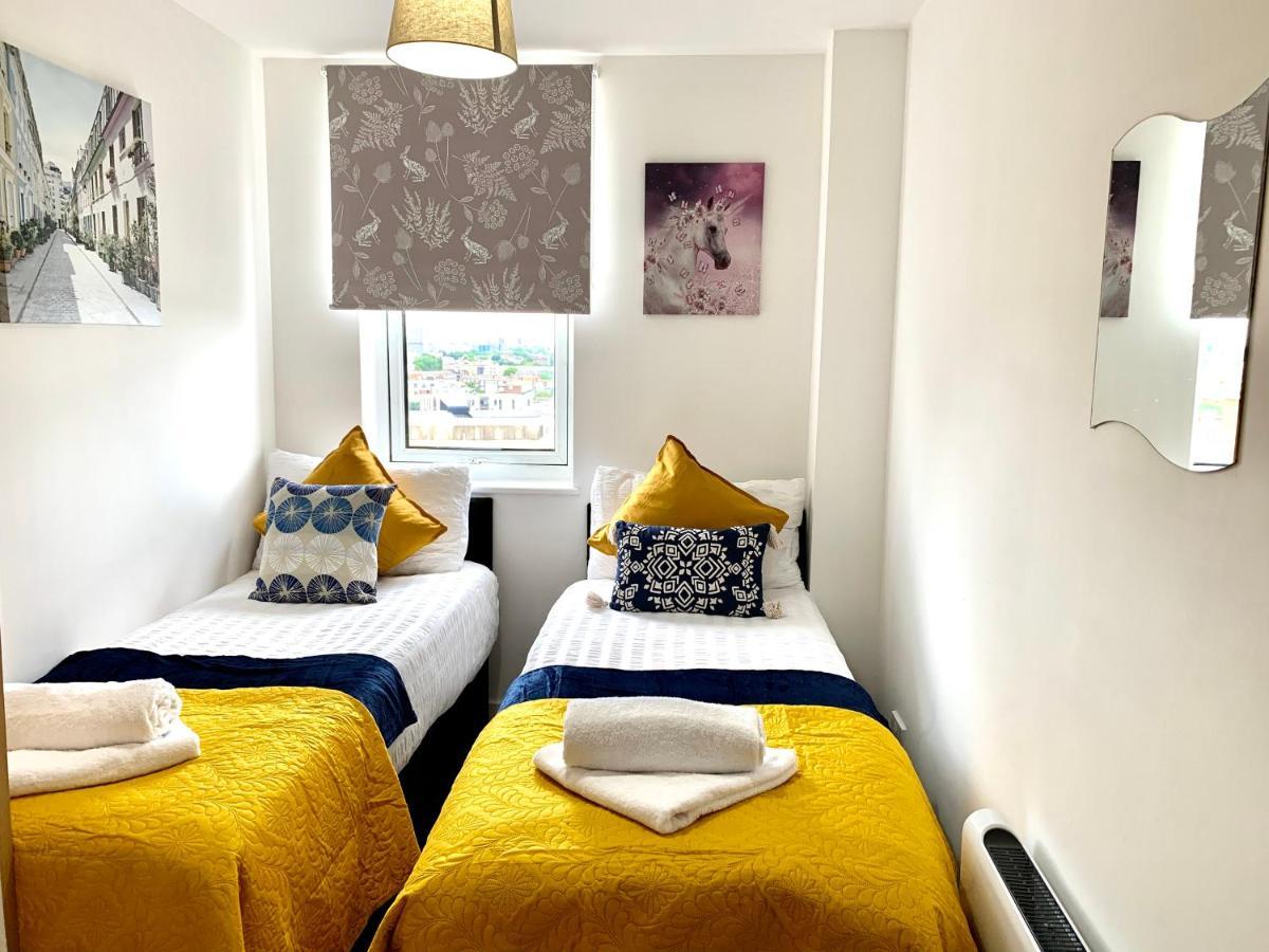 2 Bedrooms, Seperate Recption, Full Kitchen, Free Parking Appartement