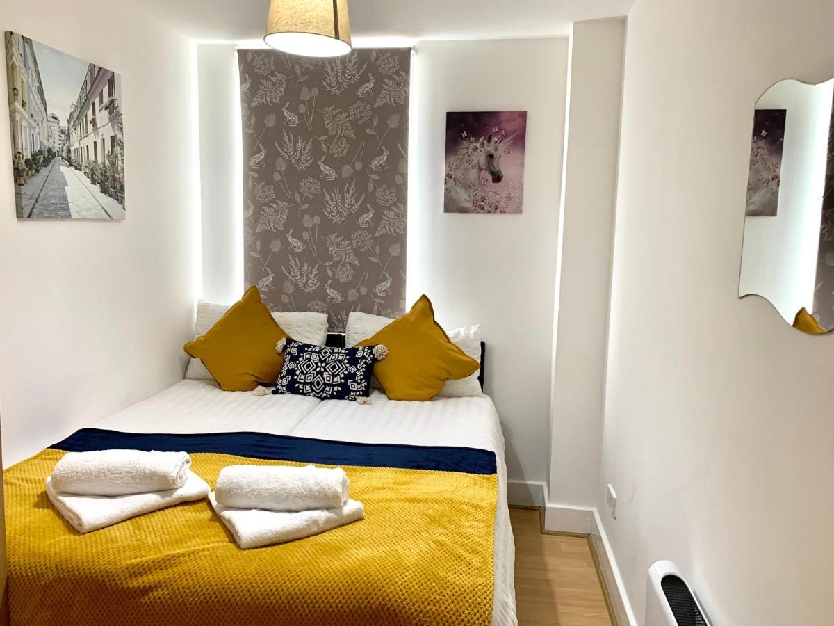 2 Bedrooms, Seperate Recption, Full Kitchen, Free Parking *