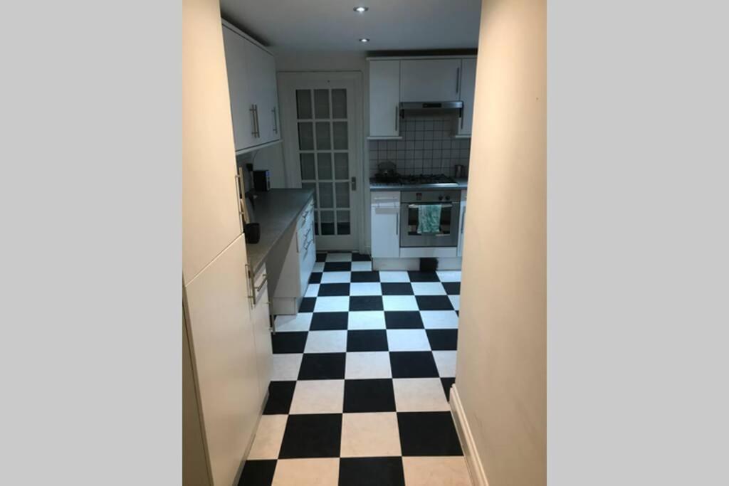 2 Bed Lovely Garden Flat Nr Wandsworth Common Apartment *