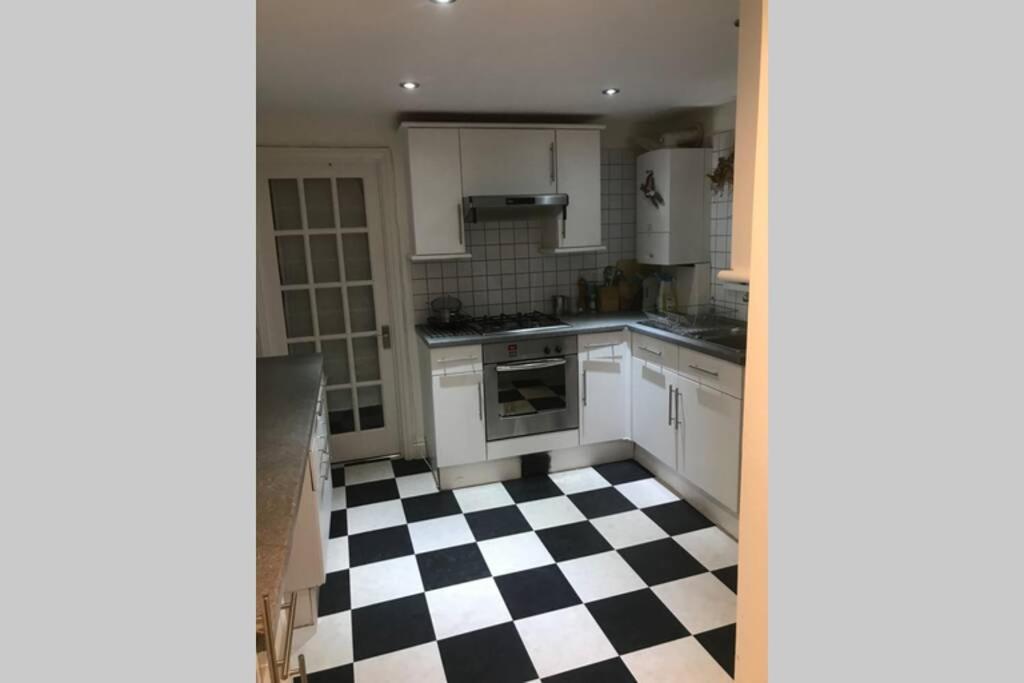 2 Bed Lovely Garden Flat Nr Wandsworth Common London
