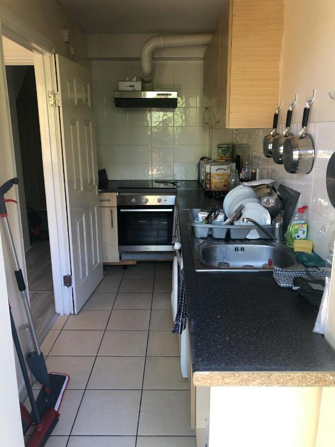 Privat overnatting Double With Private Bathroom In A 2-bedrooms House London