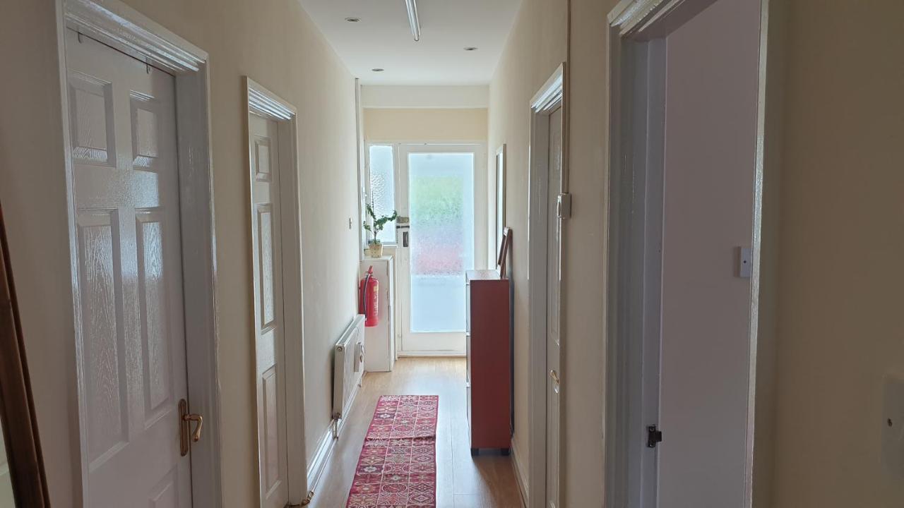 Guess Bungalow Wembley Londra