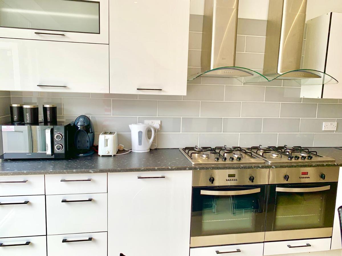 Spacious 2 Bedrooms 2 Baths With Garden And Parking Londra