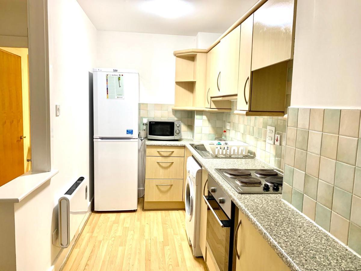 2 Bedrooms, Seperate Recption, Full Kitchen, Free Parking *