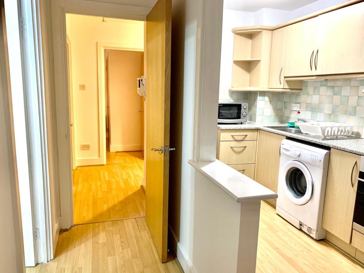 Appartement 2 Bedrooms, Seperate Recption, Full Kitchen, Free Parking Londen