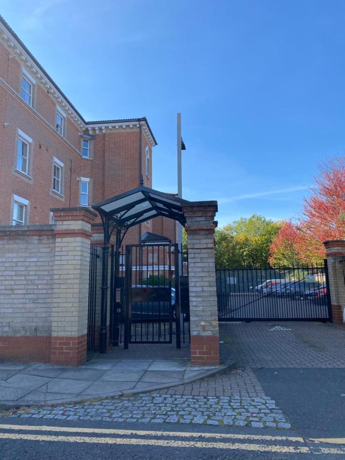 Spacious Neat Penthouse With Great View In * London