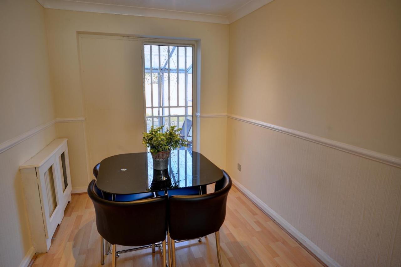 Semesterbostad Modern & Spacious - Walk To Excel- Parking *
